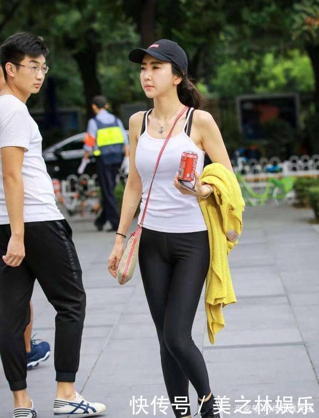 复古|打底裤的搭配复古感觉,展现更加轻松的装扮,呈现出别具一格的美