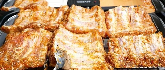 排骨新做法,腌好后放塑料袋里摇一摇,鲜香入味,比炖排骨香