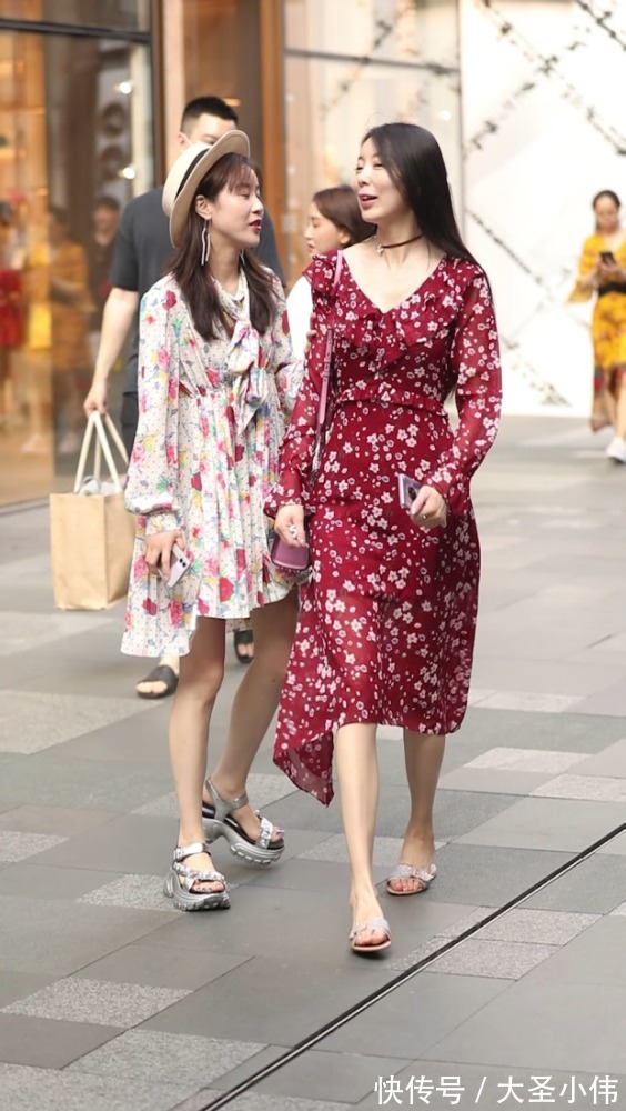 时尚|美女街拍:中年女性的气质穿搭,红色碎花连衣裙,修饰出无尽优雅魅力