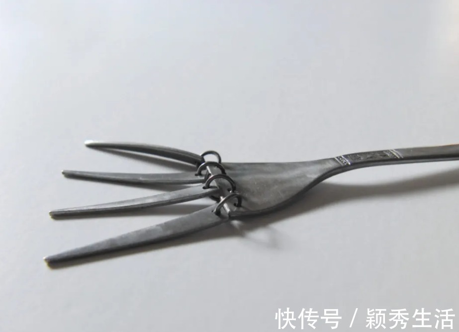 rin这位设计师做出了真正的“无用设计”，网友：每一个设计都要被骂