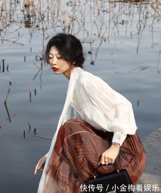 半身裙 入秋之后半身裙该怎么穿?三个搭配建议,穿出高级与气质?