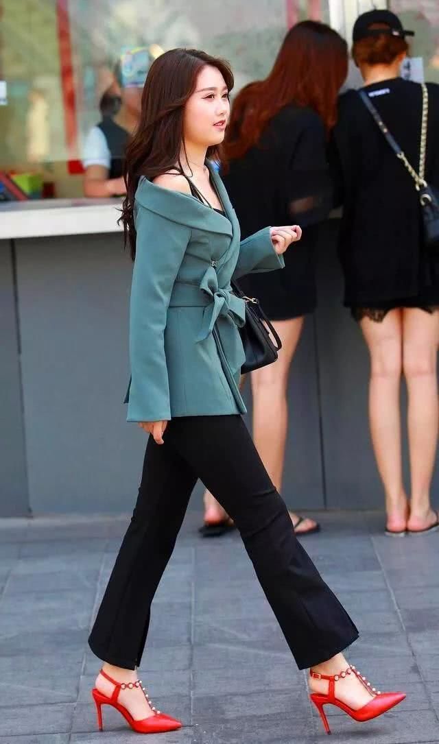 街拍：小姐姐的内搭选择了一件裙子，气质优雅，又带着恋爱的气息