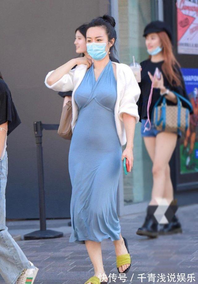 女士 美女脚上搭配一双高跟鞋,多了一些时尚的韵味,显瘦还显高