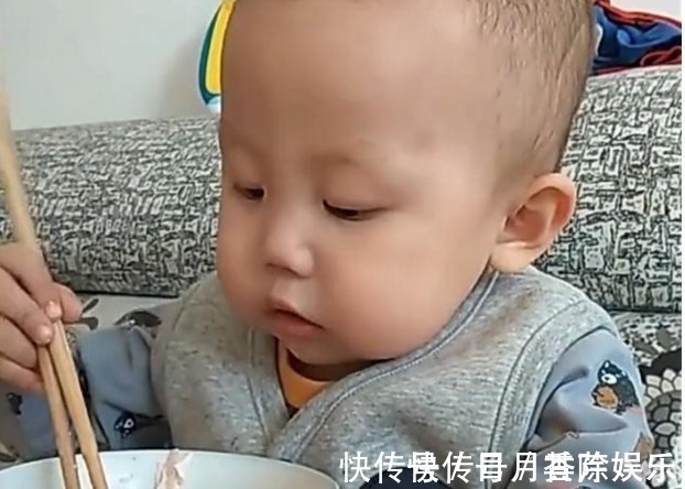 面条|才1岁,用筷子熟练吃面条,孩子走红网络, 网友 就服你!