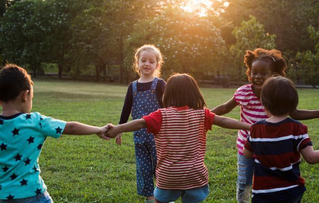 青春期|幼儿园老师将孩子午休照发至群众,家长大怒今天必须给个说法!