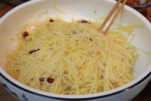 还粘锅|炒土豆丝黏糊糊的还粘锅？大厨分享关键1招，爽脆可口很下饭