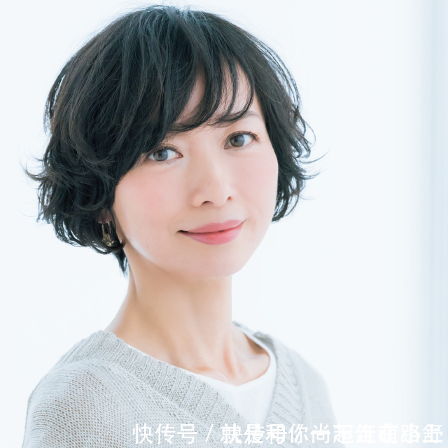 蓬松感 女人一旦到了40,发型建议“弃长选短”,试试这些妈妈卷,很减龄