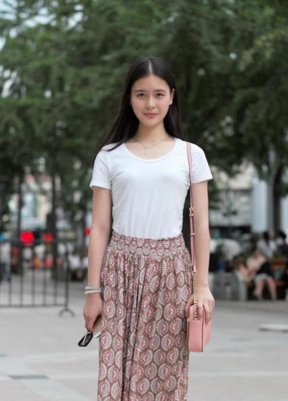 简洁大方的裙子搭配很显气场，可以瞬间提升你时尚的格调