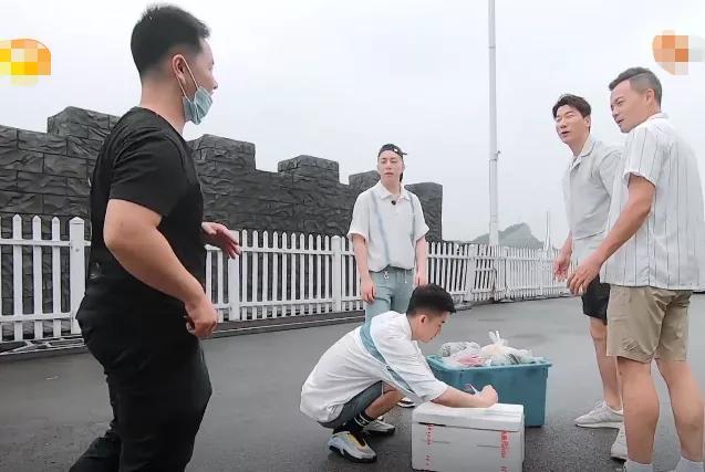 赵丽颖《中餐厅》暴露生活坏习惯，多次晚起床，房间邋遢衣物乱放