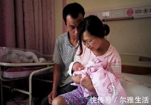 妈妈们|宝宝这个月龄时,会迎来第一次发烧,妈妈们要会基本的应对处置