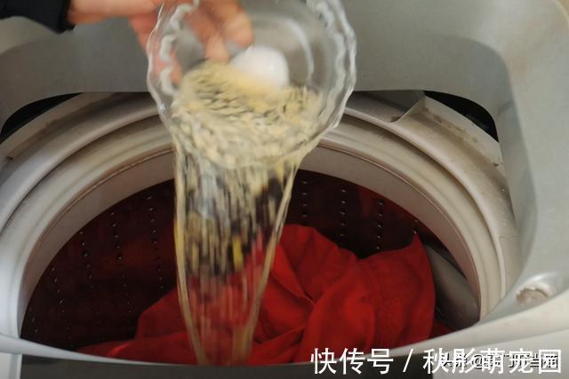 妙招|洗床单时，在洗衣机里倒一碗“水”，再脏的床单也能洗得干净如新