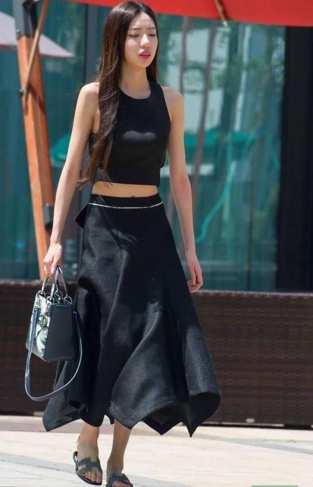  时尚|时尚街拍唇红齿白的小姐姐，一身黑色穿搭，脚上的凉拖鞋辣眼睛