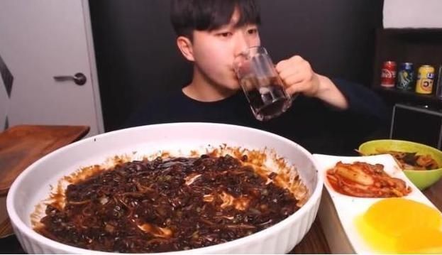 大胃王挑战30斤“炸酱面”,夹一筷子时穿帮了,网友逗我玩呢