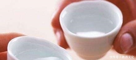 酒精|白酒真的不能再喝了吗?每天都少喝一些,身体还会出现2种改变