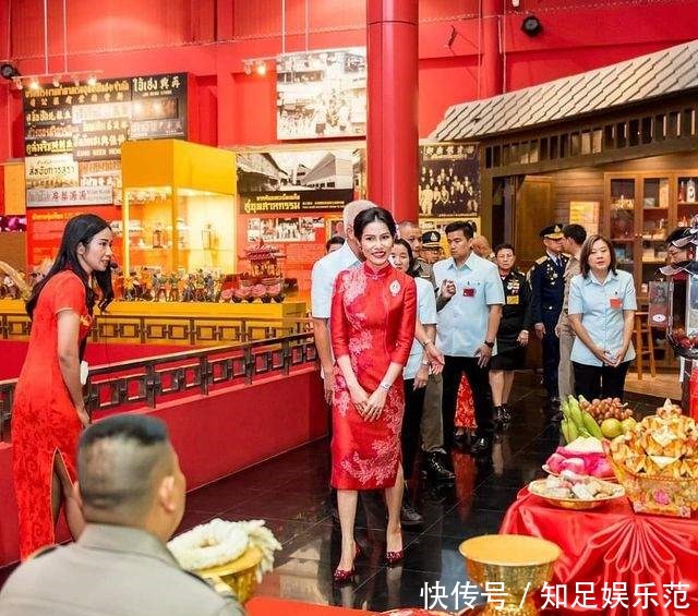 地上|诗妮娜亮相中泰文化展览!跪地上喂锦鲤一堆人伺候,穿旗袍美绝了