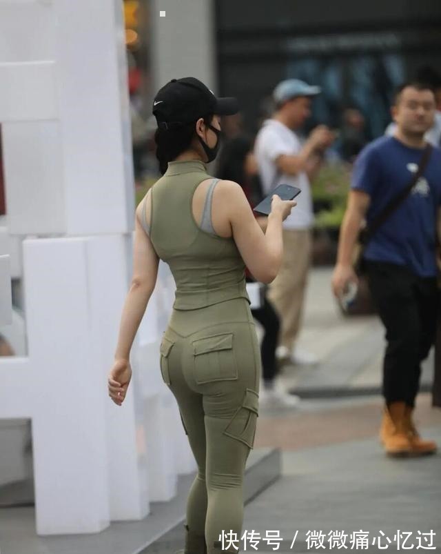 小仙女 黑色露腰背心搭配黑色条纹打底裤,青春活力,健身房女神不二之选!