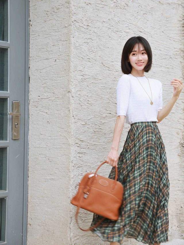 牛仔裤|普通女孩如何穿搭?白色衬衫搭配牛仔裤,也可以很精致又洋气