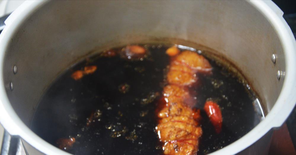 红烧|五花肉不要再红烧了,拿绳子捆起来,咸香不腻,我家一周吃5次