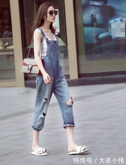 街拍 美女街拍:美女白皙雪肌很吸睛,吊带尽显诱人身姿