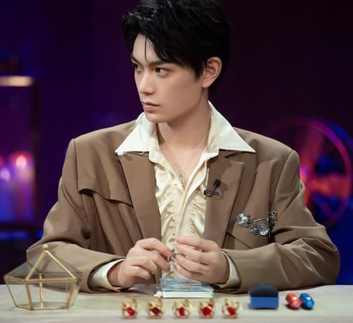  意想不到|杨超越八卦丁禹兮恋爱史，结果意想不到，表情差点穿帮