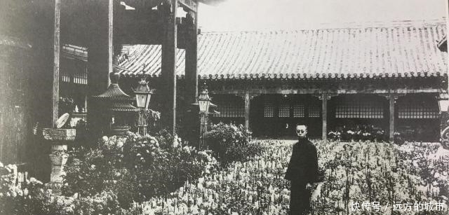 紫禁城|溥仪在紫禁城内的生活剪掉了辫子，帝王气质还在，婉容确实漂亮