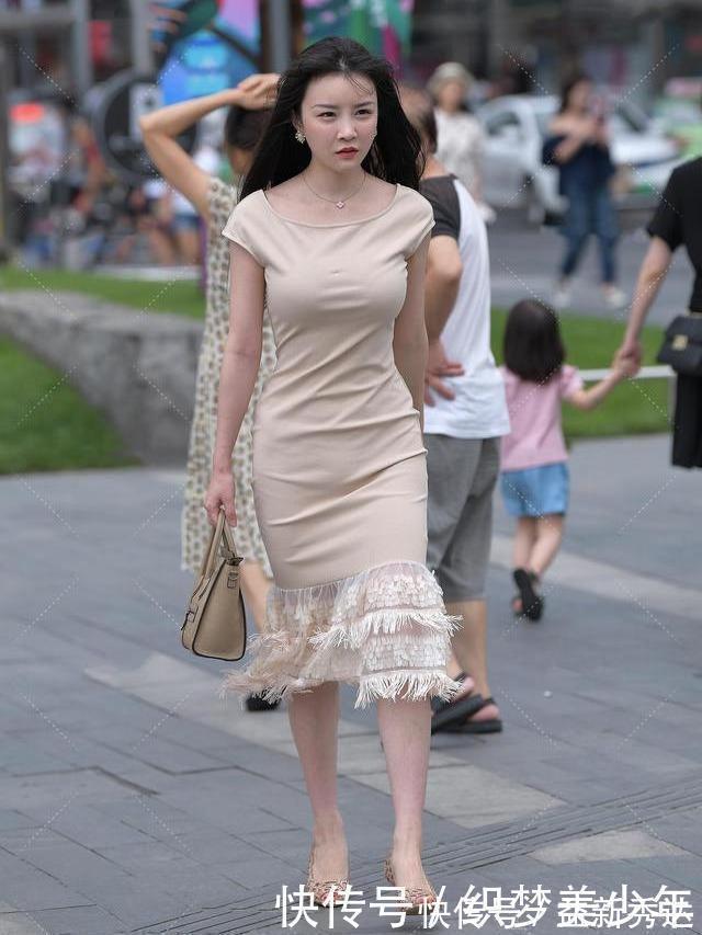 美人鱼 小姐姐穿杏色连衣裙,用“鱼鳞”当裙摆,美人鱼既视感