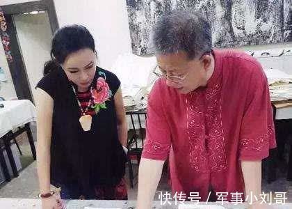 直播&揭示刘晓庆直播卖书法的背后商业逻辑：下足诱饵等你“上钩”