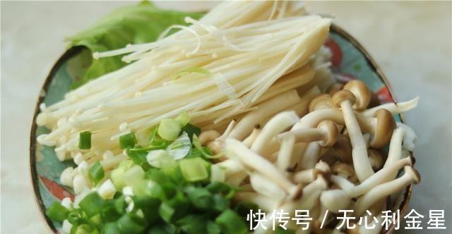 天气转冷，最爱这懒人饭，热乎乎一锅出，好吃又过瘾！