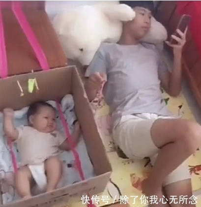 小悠|姐姐让弟弟帮忙带娃,回到家看到此幕,当场乐开了花