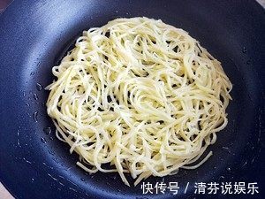 一个土豆就能做出3人的早餐,外酥内软不油腻,孩子吃了忘不了!
