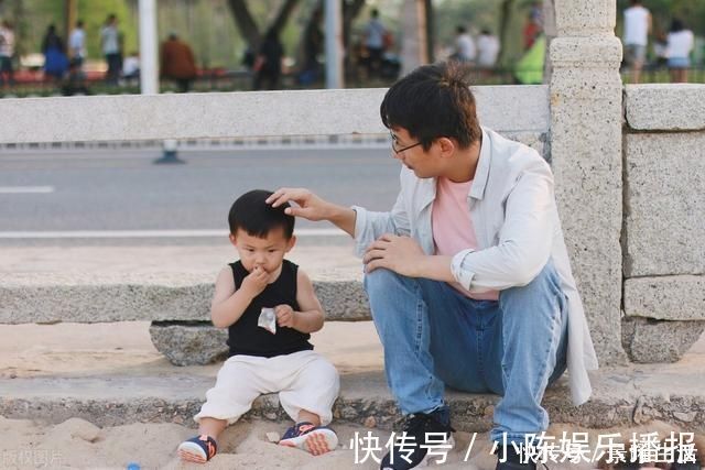 淡定|“最淡定爸爸”走红,任由俩孩子玩奶粉,网友家有矿吗