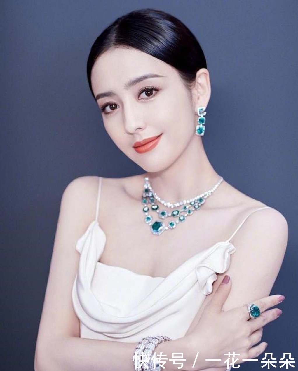 脸上有这5大特征的女生，天生的“带妆脸”，素颜干净清纯有气质