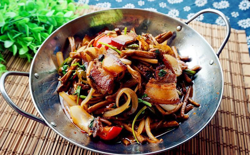 腊肉干锅茶树菇,妥妥的“米饭杀手”,手残党也能轻松搞定