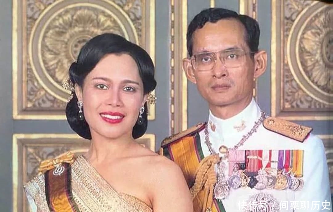 勾引|诗丽吉情人假惺惺,在普密蓬面前下跪装可怜,私底下却敢勾引王后