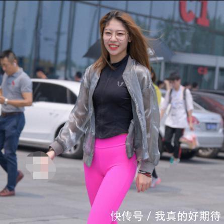 戴眼镜的表姐看着斯文,没想到就喜欢穿鲜艳的瑜伽裤出门