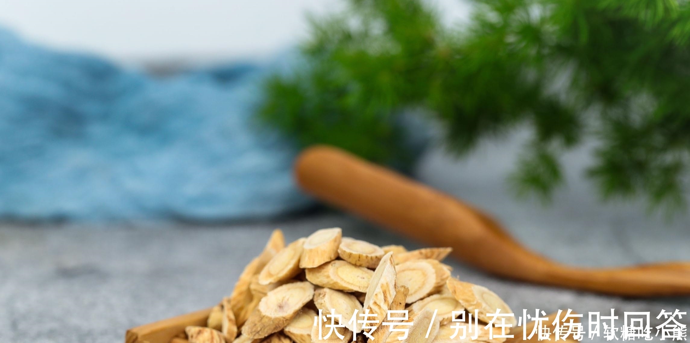 黄芪泡水|黄芪和它“天作之合”,用来泡水喝,血管通畅,肝肾也许笑开颜