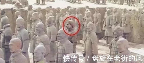 老外|小伙参观兵马俑，发现有个兵马俑样子很奇特，上前细看后笑喷了