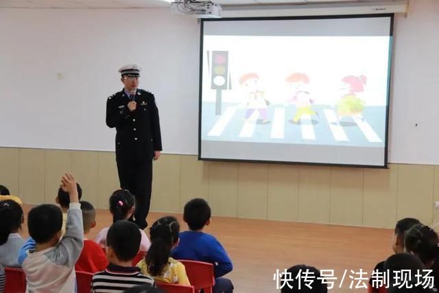 内蒙古交警进校园带着萌娃学安全|致敬·警察节| 交警