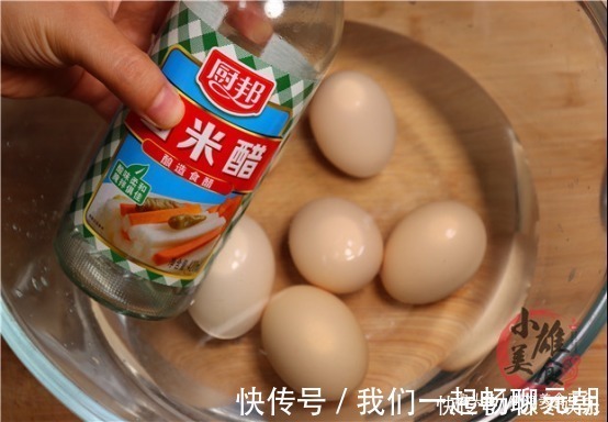 米醋|原来水煮鸡蛋有绝招,只需多加一步,鸡蛋又香又嫩,壳一碰就掉