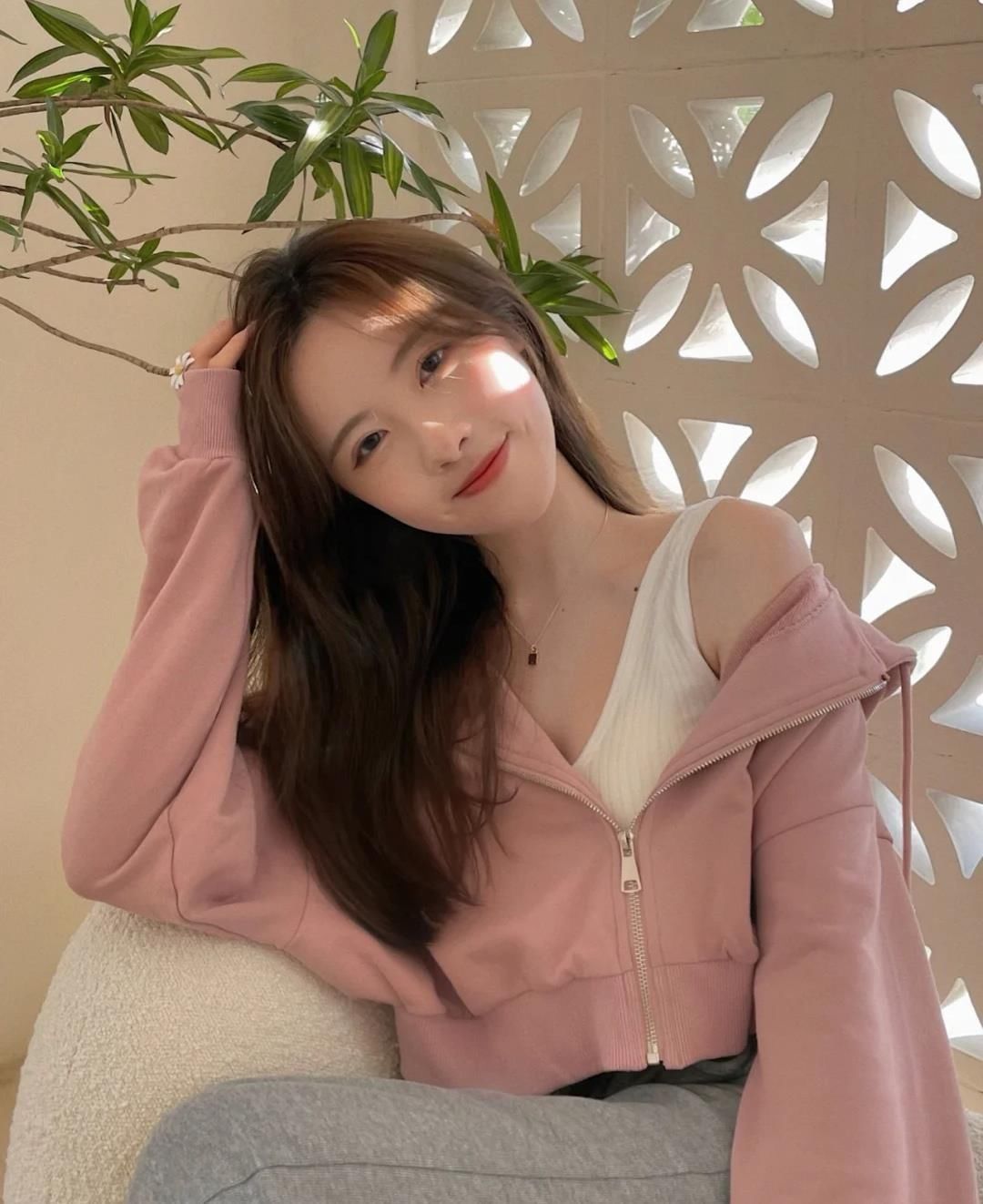 百褶裙 被“水蜜桃”穿搭圈粉了,云朵衫和百褶裙,时尚温柔“怜”人爱