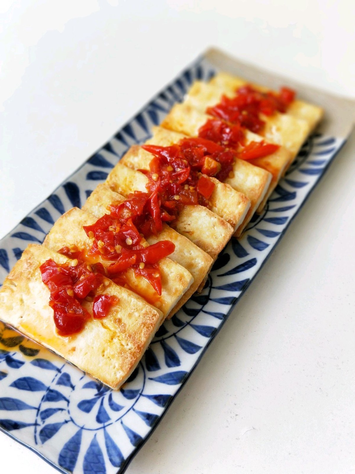 豆腐和剁椒的完美搭配,做法简单,香辣开胃,好吃到停不下来