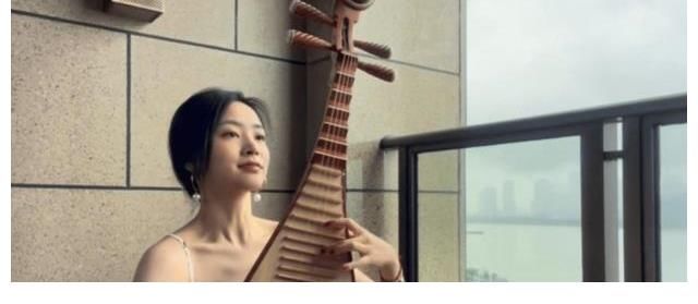 收盘价|霍尊殃及芒果超媒，市值蒸发600亿，新女友被扒与陈露完全相反