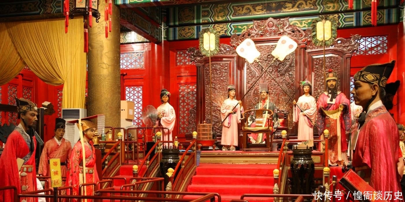 朱元璋|朱元璋写完对联挂在殿前,大臣看到一脚踹翻,为何反而获得重赏?