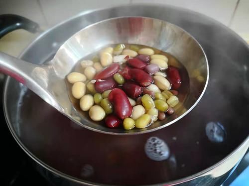  明天腊八节，教你最正宗的腊八粥熬法，香甜软糯喝不够，省时省力