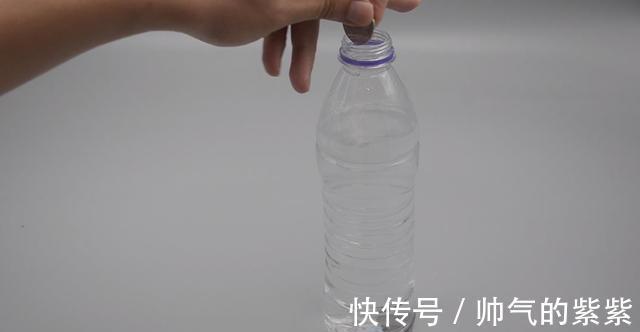 塑料瓶装点水挂在窗边，作用真厉害，邻居见了纷纷学起来