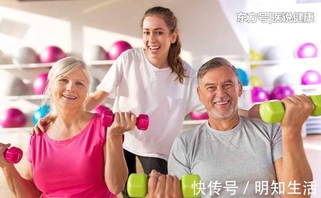 热水泡脚|女人不想更年期太难“熬”,到了40岁,五件事坚持做好处想不到