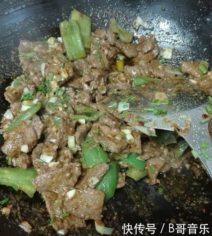 老妈炒的牛肉是一绝,吃过的都说特别嫩,全因为多了这个步骤!