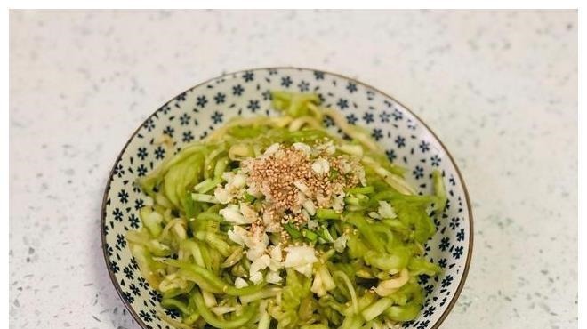 天热了,茄子别再炒着吃,试试这种吃法,不炒不蒸,一大盘不够吃