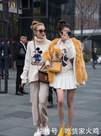 黑色|路人街拍,小姐姐脚踩黑色高跟鞋子,身搭配简单又百搭