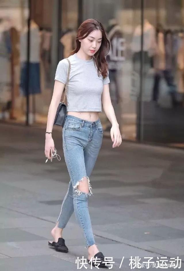 气质女生真会穿搭,修身短袖T恤+破洞牛仔裤,时髦减龄更显身材